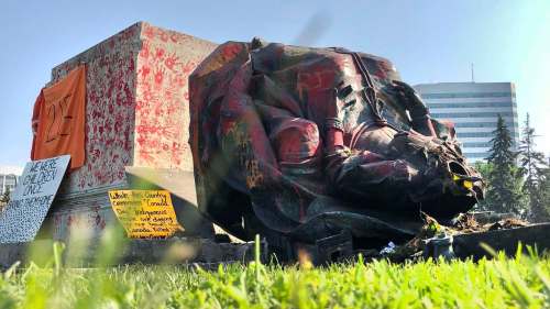 RUTH BONNEVILLE / WINNIPEG FREE PRESS
The statue of Queen Victoria was pulled down and covered in red handprints by protesters calling on the country to reflect on its racist history on Canada Day, a movement spurred on by the ongoing discoveries of unmarked children's graves at the sites of former residential schools.