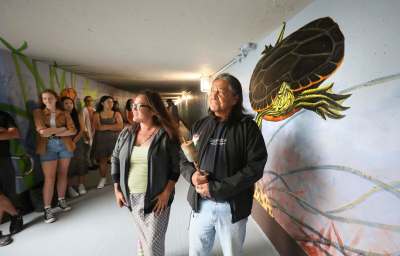 RUTH BONNEVILLE / WINNIPEG FREE PRESS
Jeannie Whitebird of Rolling River First Nation and Roseau River Anishinabe First Nation elder Peter Atkinson provided teachings and a naming honour for the mural unveiling.