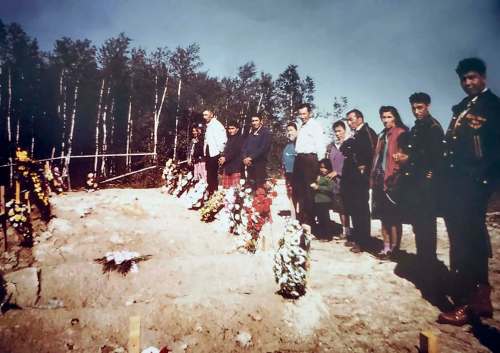 SUPPLIED Community members surround the graves of the students in Bunibonibee who died in the June, 24, 1972 plane crash in Winnipeg.
Winnipeg Free Press 2021