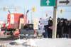 (Mike Sudoma / Winnipeg Free Press) 
Manitobans gather and share support as truck drivers involved in the Freedom Convoy from Vancouver to Ottawa Tuesday afternoon.