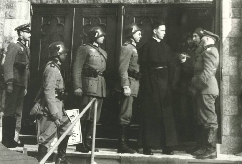 Rev. John Anderson protests to a squad of stormtroopers about to placard All Saints’ Church. (Winnipeg Free Press files)