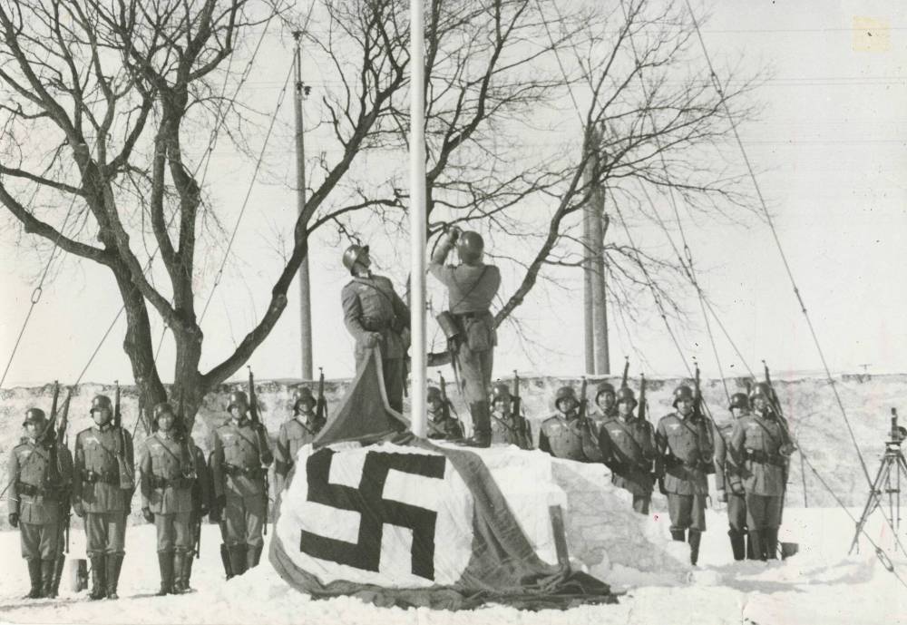 Within the walls of Lower Fort Garry, mock Nazi stormtroopers haul down the Union Jack ready to hoist the swastika flag in its place. (Winnipeg Free Press files)