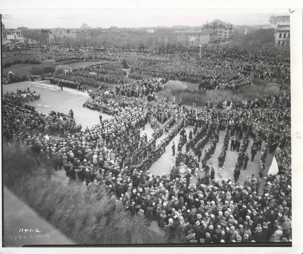 Crowds on the Legislative Building grounds on If Day in 1942. (Winnipeg Free Press files)