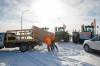 Protesters blocking the border crossing start dismantling their blockade at Emerson. (Mike Deal / Winnipeg Free Press)