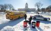 MIKE DEAL / WINNIPEG FREE PRESS
Protestors pack up and move their vehicles away from the Memorial Boulevard location across from the Manitoba Legislative building Wednesday morning.