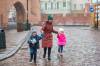 MIKAELA MACKENZIE / WINNIPEG FREE PRESS
Ilona Protynyak, and her children, Demian (five) and Milena (four), walking through the old town in Warsaw. They have been going for long walks to keep the kids occupied while waiting for the Canadian visa paperwork to come through.