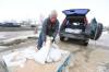 RUTH BONNEVILLE / WINNIPEG FREE PRESS FILES
A Winnipegger picks up free sandbags offered by the city in March. The provincial government has sent a total of 30,000 sandbags to municipalities for distribution to property owners, while pumping systems are being rolled out in areas hit hard by overland flooding due to the recent storms.