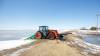 MIKE DEAL / WINNIPEG FREE PRESS
A tractor keeps a pump running as it removes water from a farmer’s field into Wavey Creek close to Sutherland Road and Highway 8, Tuesday afternoon.