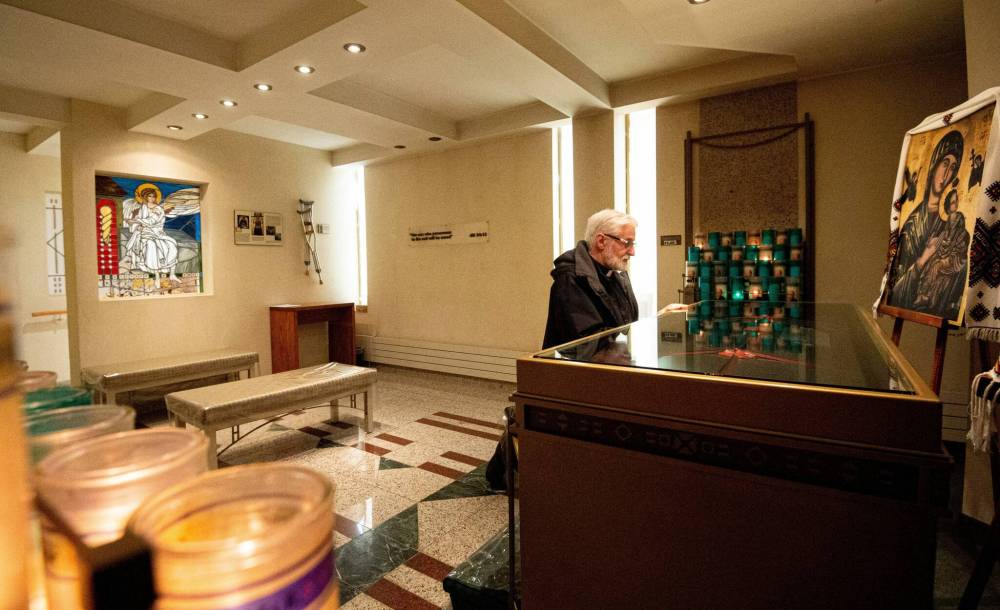 Priest John Sianchuk says a prayer at the shrine of Bishop Vasyl Velychkovsky at St. Joseph’s Ukranian Catholic Church. (Mike Sudoma / Winnipeg Free Press files)
