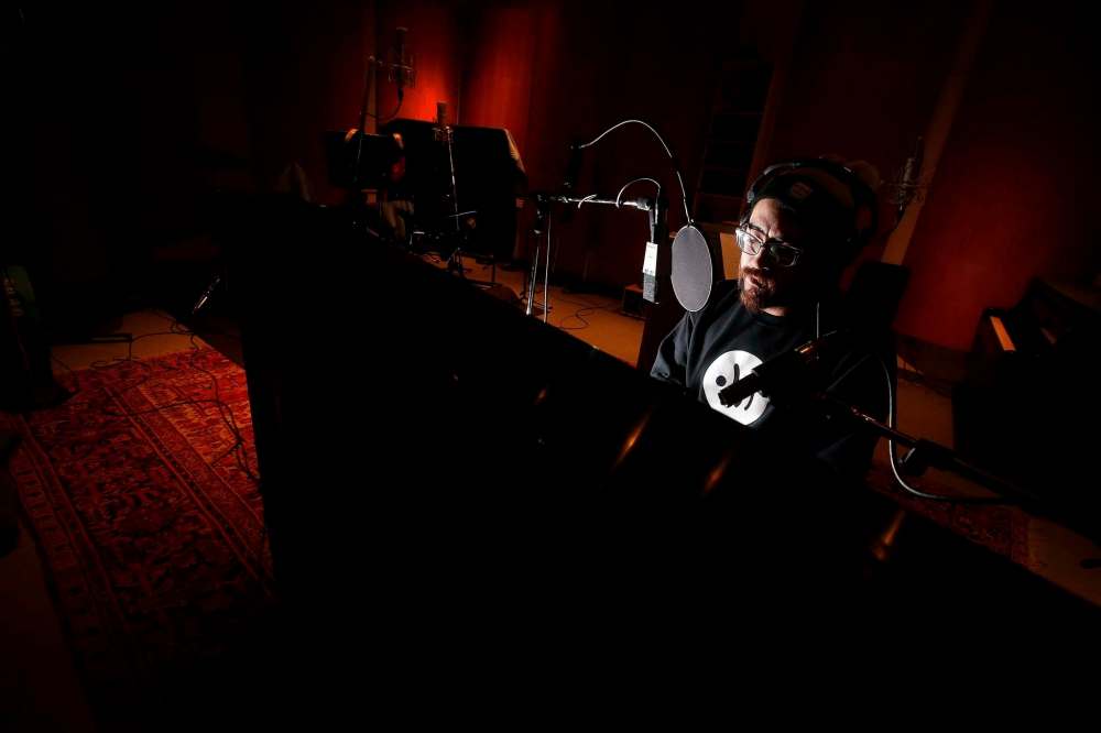 JOHN WOODS / WINNIPEG FREE PRESS
Hoe puts the finishing touches on his upcoming album, Brighten Up the Night.