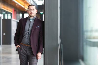 MIKAELA MACKENZIE / WINNIPEG FREE PRESS Noah Wilson, business development manager for Indigenous Young Entrepreneurs at Futurpreneur Canada, poses for a portrait in Winnipeg on Friday, Dec. 17, 2021. For Malak story. Winnipeg Free Press 2021.