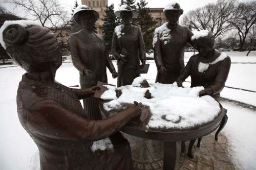 RUTH BONNEVILLE / WINNIPEG FREE PRESS FILES
A statue of Nellie McClung and her compatriots in the 