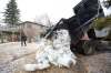 MIKE DEAL / WINNIPEG FREE PRESS
Sandbags are delivered in St. Norbert.