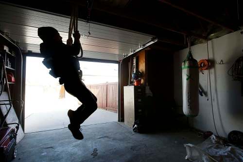 JOHN WOODS / WINNIPEG FREE PRESS
MMA fighter Brad Katona works out in his parents’ garage in Winnipeg.