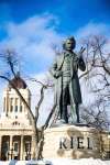 MIKAELA MACKENZIE / FREE PRESS FILES
A statue of Louis Riel stands at the Manitoba Legislature.