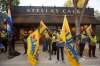 MIKE DEAL / WINNIPEG FREE PRESS
Workers at the Stella’s restaurant on Sherbrook St. wave union flags as they picket in front of the restaurant Monday morning.