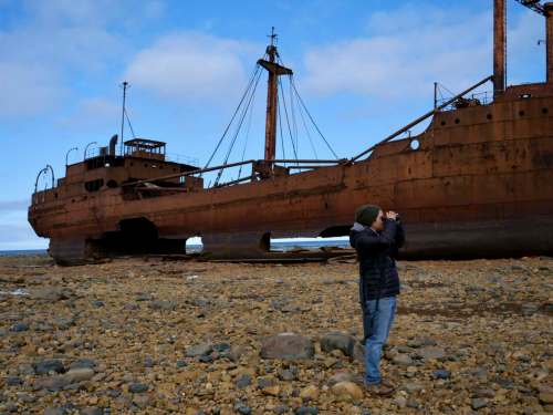 SARAH LAWRYNUIK / WINNIPEG FREE PRESS
Tour operator Alex de Vries-Magnifico surveys the scene near the rusted-out remains of the MV Ithaca, which ran aground about 20 kilometres east of Churchill in 1960.