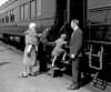 Canada Science and Technology Museum / CN005805
A sleeping car porter helps a family board a train in 1931.