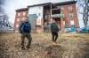 MIKAELA MACKENZIE / WINNIPEG FREE PRESS
Shawenim Abinoojii executive director Jason Whitford and Brandy Kowal-Funk, program manager of Shawenim’s Memengoo program, outside Noble Court, which will be turned into affordable housing for youth and young adults.