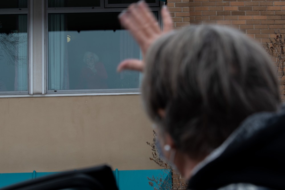 JESSE BOILY  / WINNIPEG FREE PRESS
Jackie Greig waves to her mother Mary Corbett, 103, who contracted COVID-19 and recovered at Park Manor Personal Care Home on Tuesday.