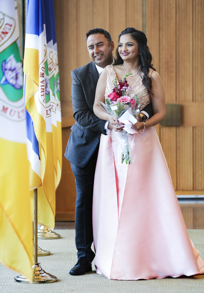 RUTH BONNEVILLE / WINNIPEG FREE PRESS
Bride, Ankita Mavi, right, and her groom, Harman Mavi celebrate their wedding day with family members in attendance at Winnipeg City Hall on Friday.