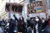 Vittorio Zunino Celotto - GETTY IMAGES
Anti-war protesters show pro-Ukraine signages outside the Giorgio Armani fashion show during the Milan Fashion Week Fall/Winter 2022/2023 on February 27, 2022 in Milan, Italy.