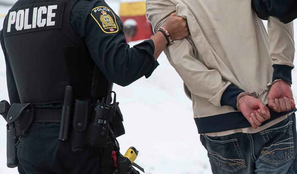 DAVID LIPNOWSKI / WINNIPEG FREE PRESS FILES
The report suggests trained staff, other than police and cadets, should be able to respond to well-being checks for intoxicated people to free up police resources.