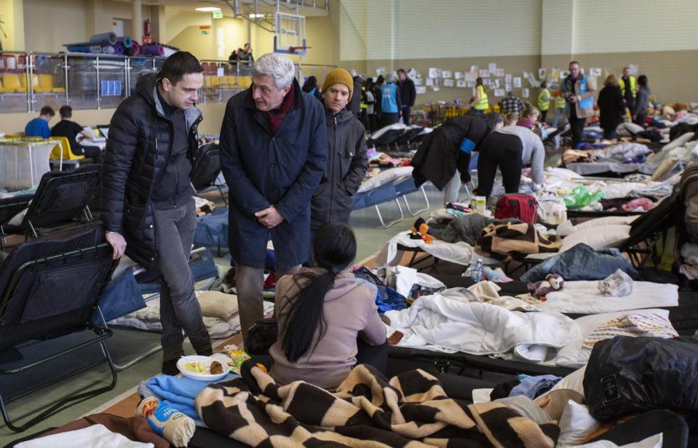 Valerio Muscella - UNHCR
High Commissioner for Refugees Filippo Grandi, centre, visits the reception centre at the Medyka border crossing recently during a mission to Poland, and meets local officials and refugees from Ukraine.