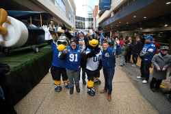 Mayor Brian Bowman (right), Premier Brian Pallister (centre) pose with Dancing Gabe and Winnipeg Blue Bombers mascots Buzz and Boomer at the start of the Grey Cup parade in downtown Winnipeg Tuesday afternoon.  (Ruth Bonneville / Winnipeg Free Press)