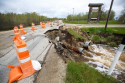 Provincial Road 222 near Lakeside Road where it has been mostly washed out just north of Gimli, MB, June 2, 2022. (Mike Deal / Winnipeg Free Press)