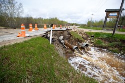 Provincial Road 222 near Lakeside Road where it has been mostly washed out just north of Gimli, MB, June 2, 2022. (Mike Deal / Winnipeg Free Press)