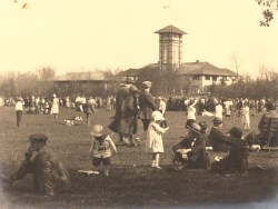 Peter McAdam / Manitoba Archives
Children playing in front of  the pavilion in 1922.