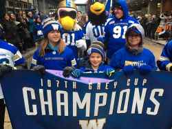 Fans celebrate at the Grey Cup parade. (Ruth Bonneville / Winnipeg Free Press)