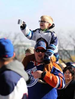 RUTH BONNEVILLE / WINNIPEG FREE PRESS
Five-year-old Jason Stratuliak holds his ticket to the alumni game while sitting on his dad Jason