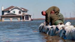 Soldiers of the Third Battalion Princess Patricias shore up a dike southeast of Winnipeg around Grande Pointe in spring 1997 as water backed up from the Winnipeg Floodway. (Ken Gigliotti / Winnipeg Free Press files)