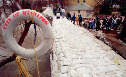 The intense weight of sandbags was a concern on Scotia Street. (Joe Bryksa / Winnipeg Free Press files)