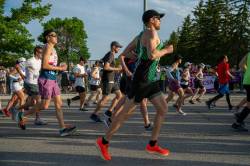 ETHAN CAIRNS / WINNIPEG FREE PRESS
The Manitoba Marathon had to be stopped just 75 minutes after it started, owing to the sweltering conditions.