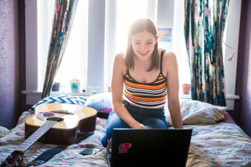 Leah Borchert goes on a digital first date with Eddie in her bedroom in Winnipeg. (Mikaela MacKenzie / Winnipeg Free Press)