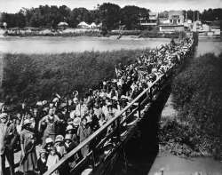 Archives of Manitoba, L.B. Foote fonds
The Assiniboine Park pontoon bridge was erected annually from 1912 to 1932 to provide access to the park from Portage Avenue in the summer.