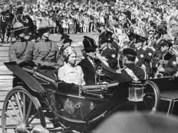 On July 16, 1970, Queen Elizabeth II and Prince Philip arrive at the Manitoba legislature. (Winnipeg Free Press files)