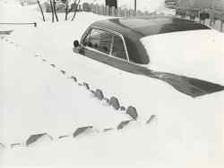 A car on Wolseley Avenue encased in snow. (Gerry Cairns / Winnipeg Free Press files)