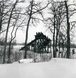 GUNTER SCHOCH
Children play on the Assiniboine Park slides in 1968.