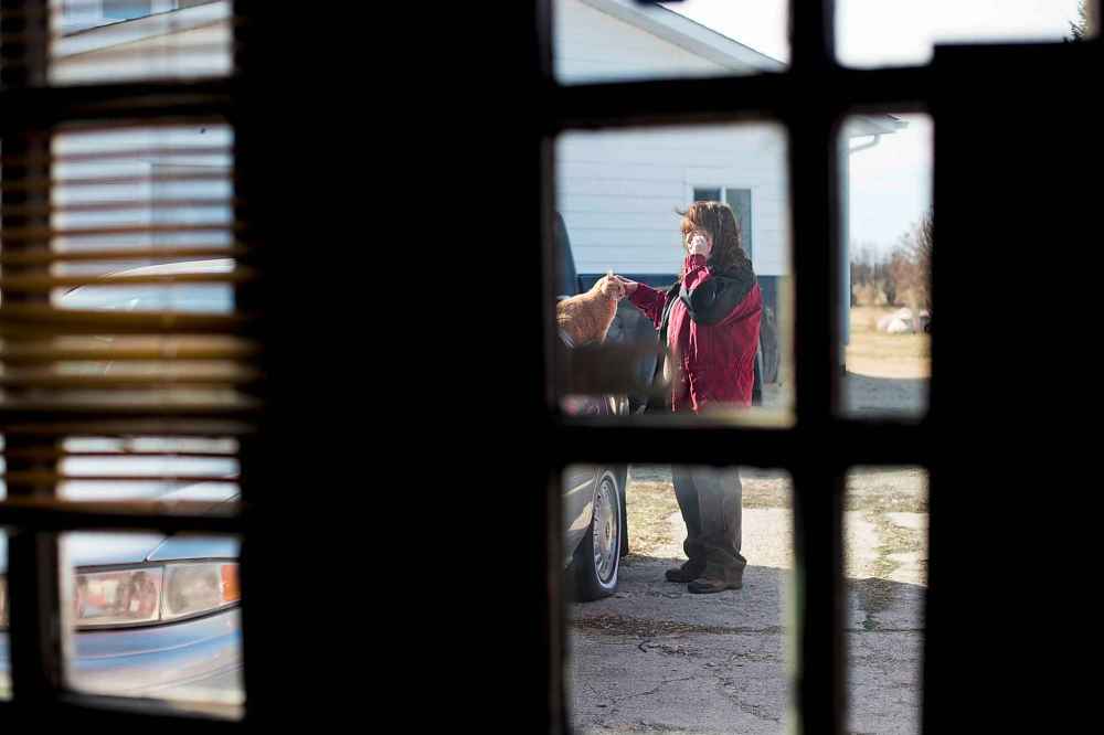 Judy Stearns calls the vet while waiting for Manitoba Conservation. (Mikaela MacKenzie / Winnipeg Free Press)