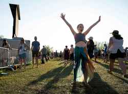 ANDREW RYAN / WINNIPEG FREE PRESS
Starr Campbell raises her hands in applause as Natalie MacMaster finishes her set on the main stage at the Winnipeg Folk Festival Friday evening at Birds Hill Provincial Park July 6, 2018.