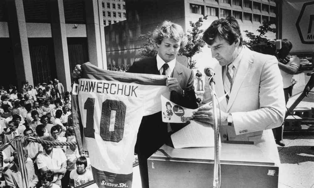 JIM WILEY PHOTO / FREE PRESS FILES
Dale Hawerchuk signs his first NHL contract at the corner of Portage and Main with Jets GM John Ferguson. (Jim Wiley photo / Winnipeg Free Press files)