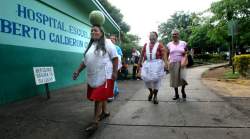 Family (some bearing gifts) arrive at Managua