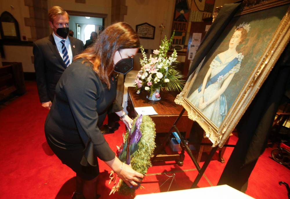 Premier Heather Stefanson places a wreath at a service for the queen on Monday. (Winnipeg Free Press)