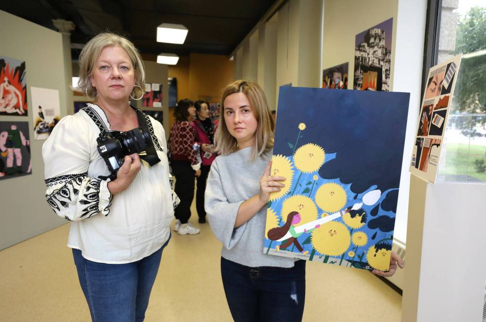 Photographer Chrystia Chudczak (left) and artist Veronica Kotyk will have their works featured  as park of the Picoric exhibit on Saturday. (Ruth Bonneville / Winnipeg Free Press)