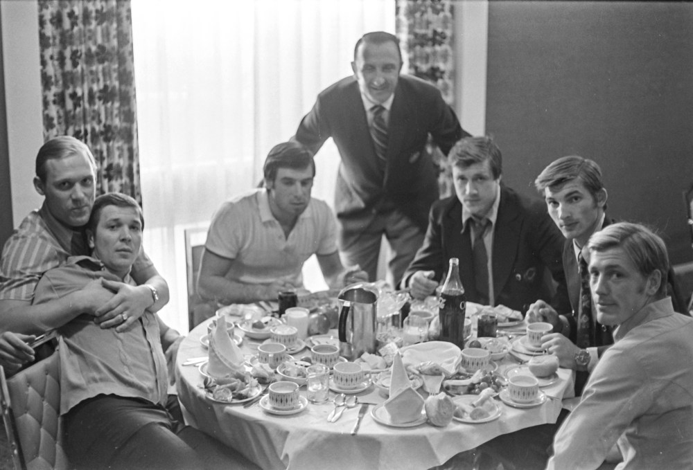 The Russian team arrives in Winnipeg for the Canada vs Russia Summit Series in 1972. (Gerry Cairns / Winnipeg Free Press files)