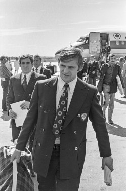 The Russian team arrives in Winnipeg for the Canada vs Russia Summit Series in 1972. (Gerry Cairns / Winnipeg Free Press files)